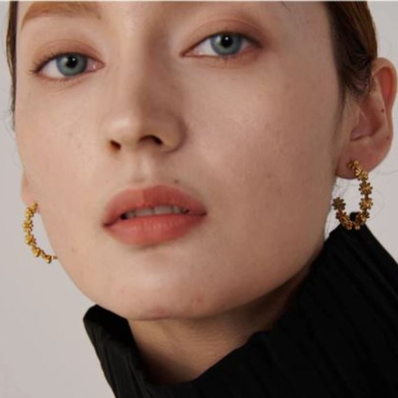 Gold Plated Stainless Steel Daisy Chain Flower Hoop Earrings - Picture 6 of 8